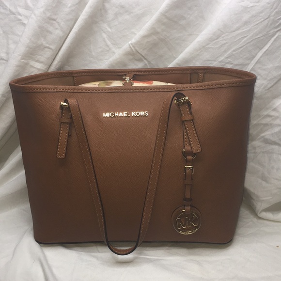 Michael Kors Handbags - MICHAEL KORS JET SET TOTE in  LUGGAGE BROWN/gold